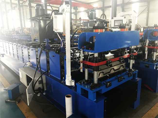 Color coated roof panel forming machine: the right assistant of building roof